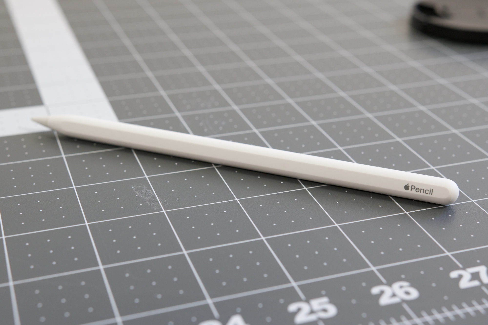 O Apple Pencil de 2ª geração sobre uma mesa.