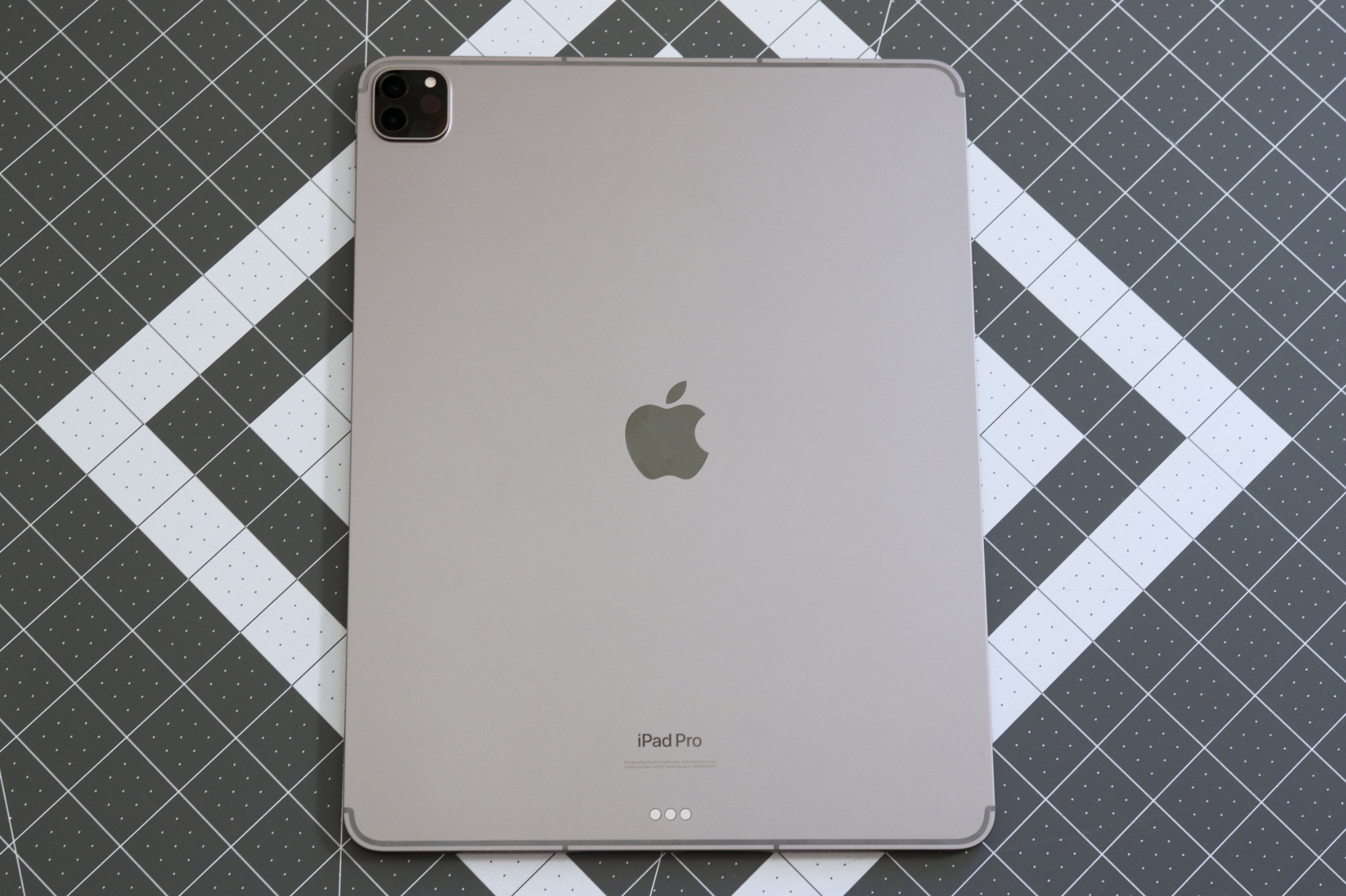 iPad Pro (2022) 深空灰色背面。