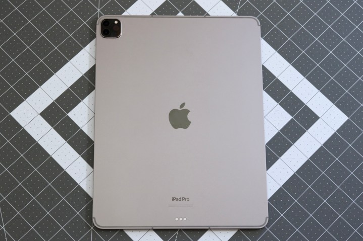 La parte trasera del iPad Pro (2022) en gris espacial.
