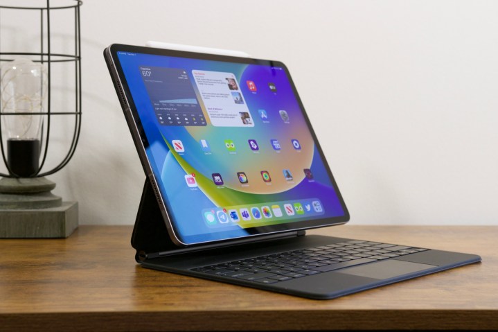 L’iPad Pro (2022) assis dans le Magic Keyboard.