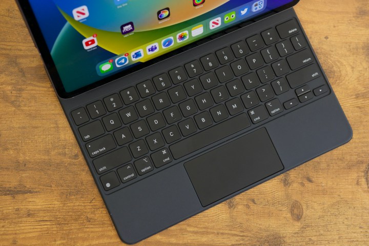 L'iPad Pro (2022) nella Magic Keyboard.