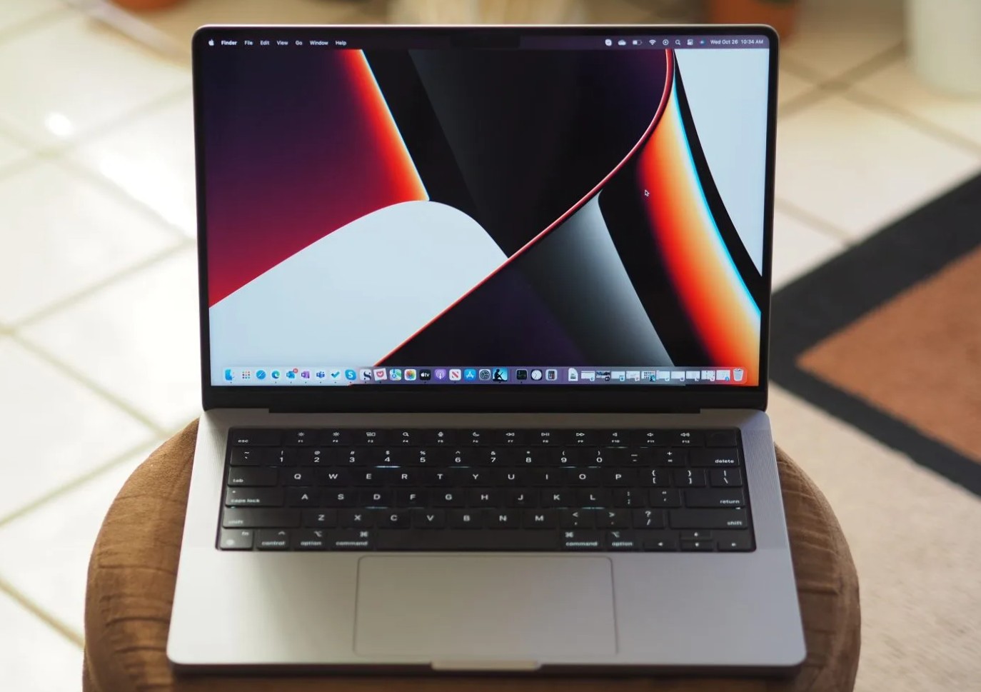 Visão frontal do Apple MacBook Pro 14 mostrando a tela e o teclado.