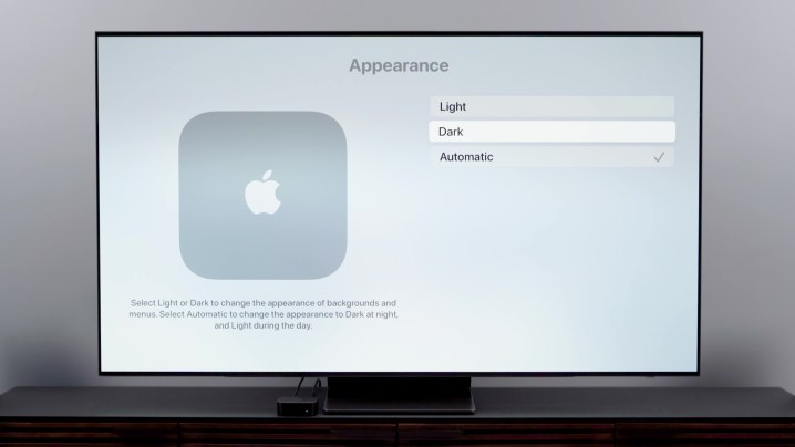 Interfaccia sullo schermo di Apple TV che mostra i temi dell'aspetto chiaro, scuro e automatico