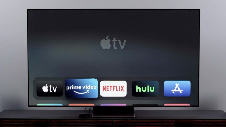 Interfaccia della schermata iniziale di Apple TV con la riga superiore di app personalizzate con scelte individuali