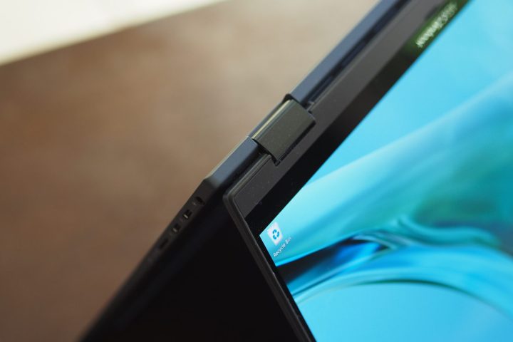 Asus ZenBook S 13 Flip vista dall'alto che mostra cerniera e display.