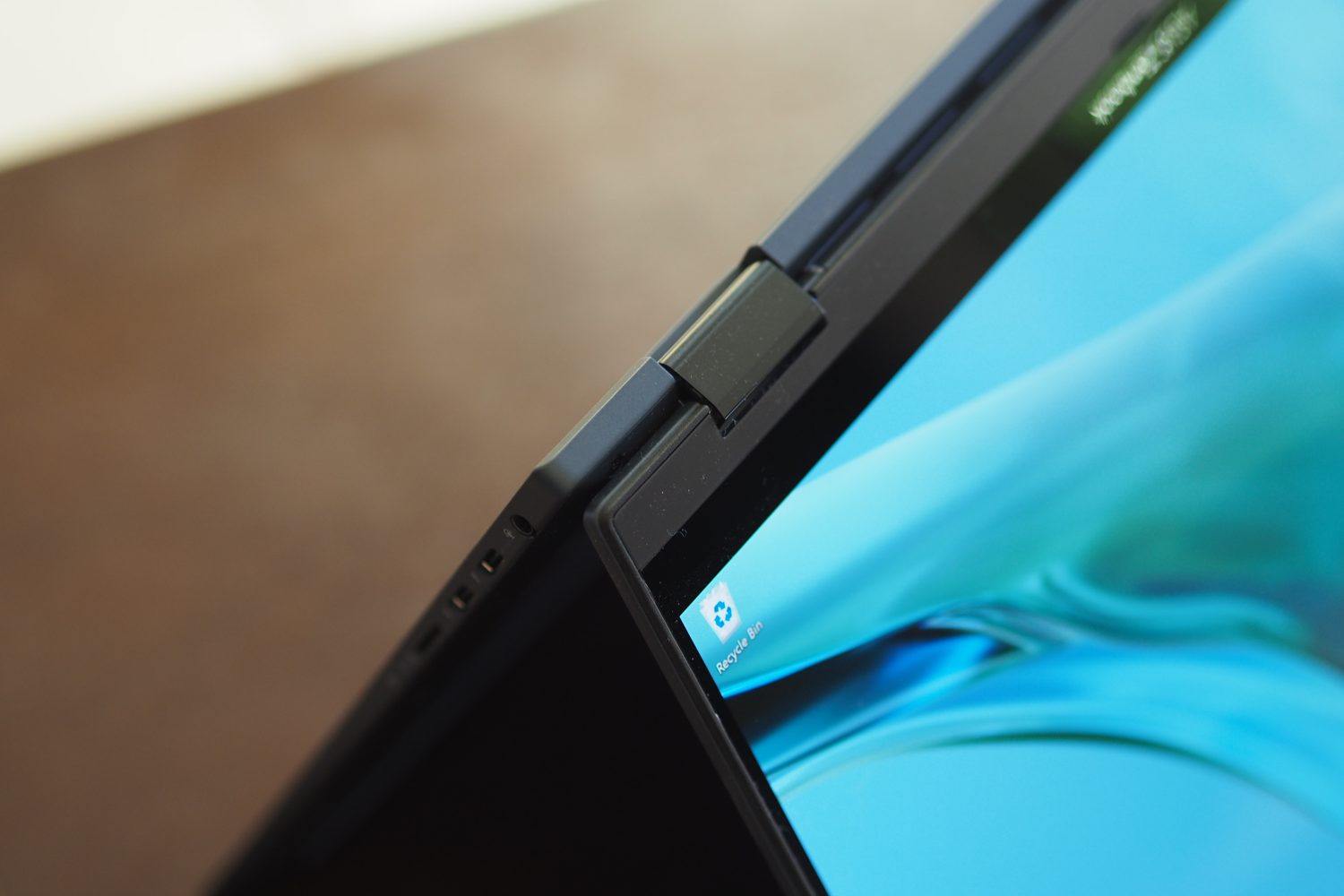 Asus ZenBook S 13 Vista superior abatible que muestra la bisagra y la pantalla.