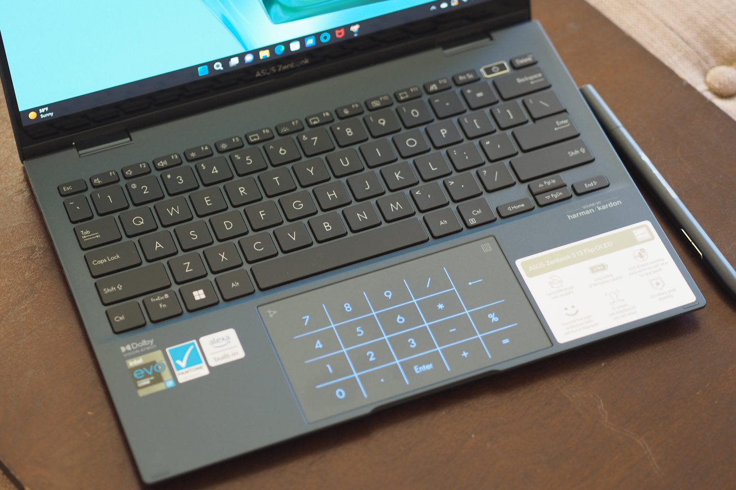 Asus ZenBook S 13 Vista de arriba hacia abajo que muestra el teclado y el panel táctil.