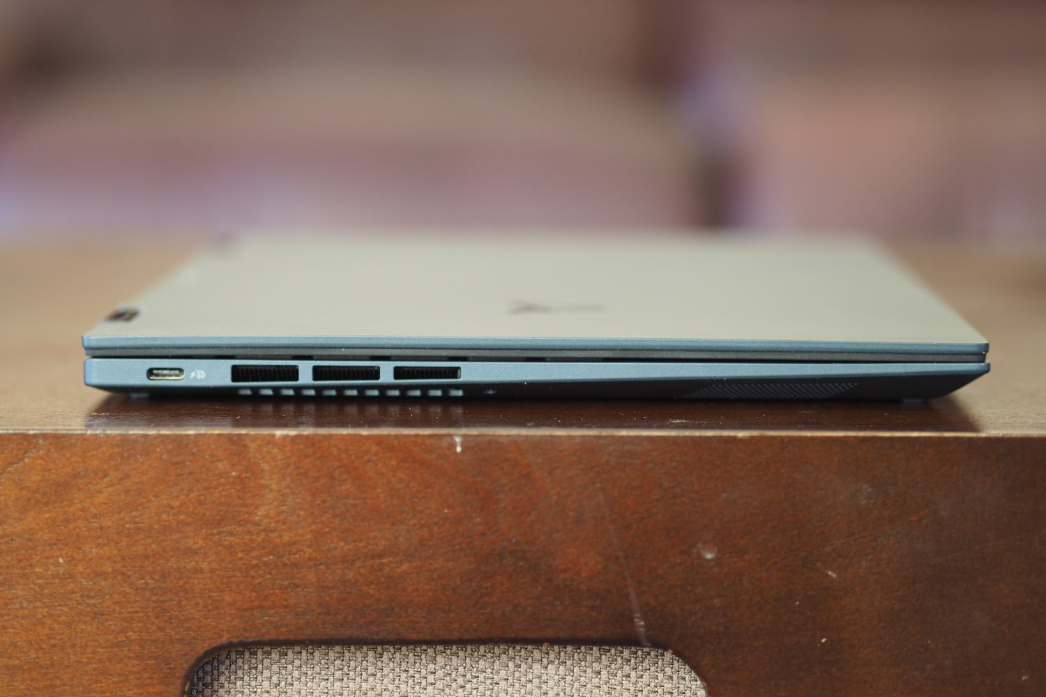Asus ZenBook S 13 Vire o lado esquerdo mostrando as portas.