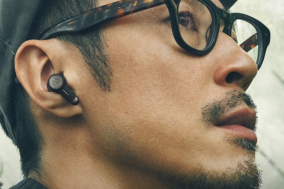 Homem usando fones de ouvido Audio-Technica ATH-TWX9.