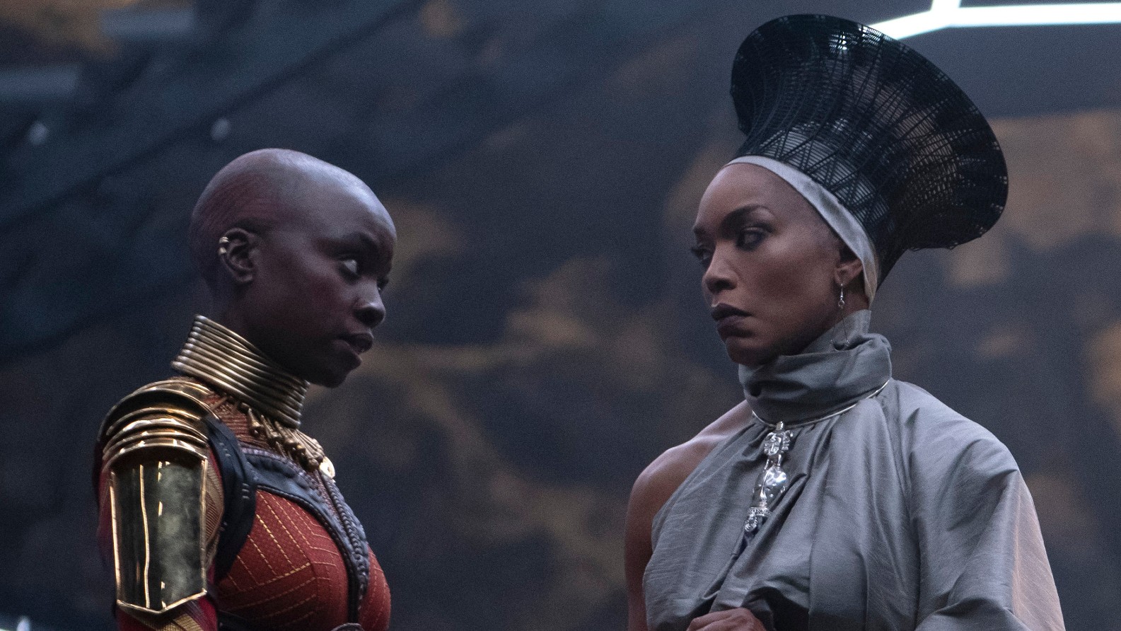 Danai Gurira e Angela Bassett se encaram intensamente em uma cena de Black Panther: Wakanda Forever.