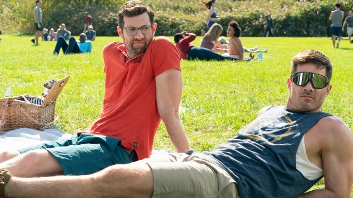 Dois homens relaxam no Central Park em Bros.