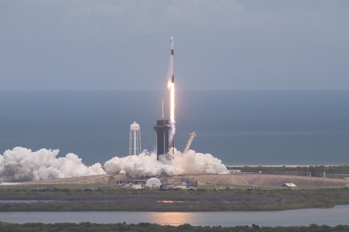 Un cohete SpaceX Falcon 9 que lleva una cápsula de carga Dragon despega del Complejo de lanzamiento 39A en el Centro Espacial Kennedy de la NASA durante la 22ª misión de Servicios de Reabastecimiento Comercial de la compañía a la Estación Espacial Internacional.