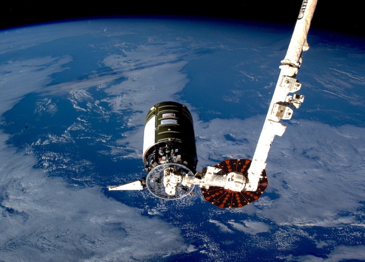 La nave espacial de carga Cygnus después de ser capturada por el brazo robótico Canadarm2 en la ISS.