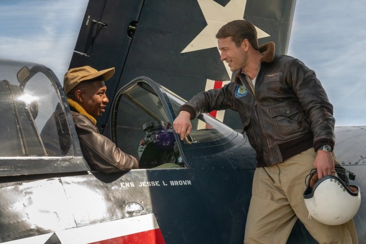 Jonathan Majors and Glen Powell talk to each other in Devotion.