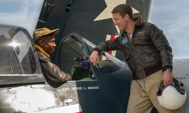 Jonathan Majors and Glen Powell talk to each other in Devotion.