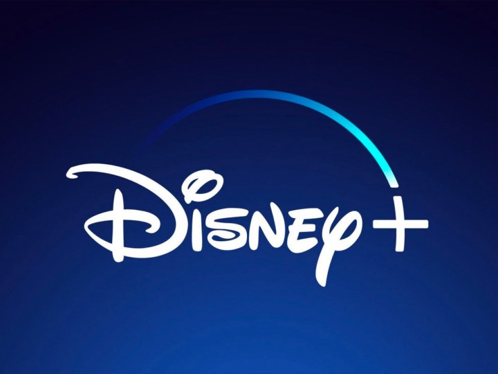 El logotipo de Disney+ sobre un fondo azul degradado.