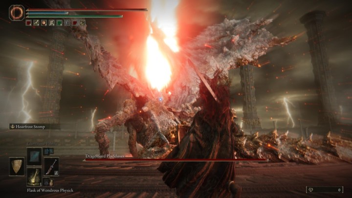 Персонаж сражается с Повелителем драконов в Elden Ring.