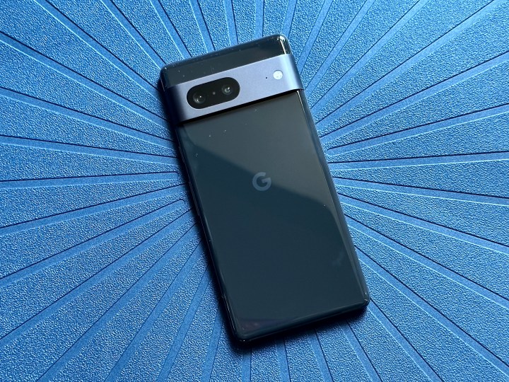 Obsidyen siyahı bir Google Pixel 7'nin arkası.