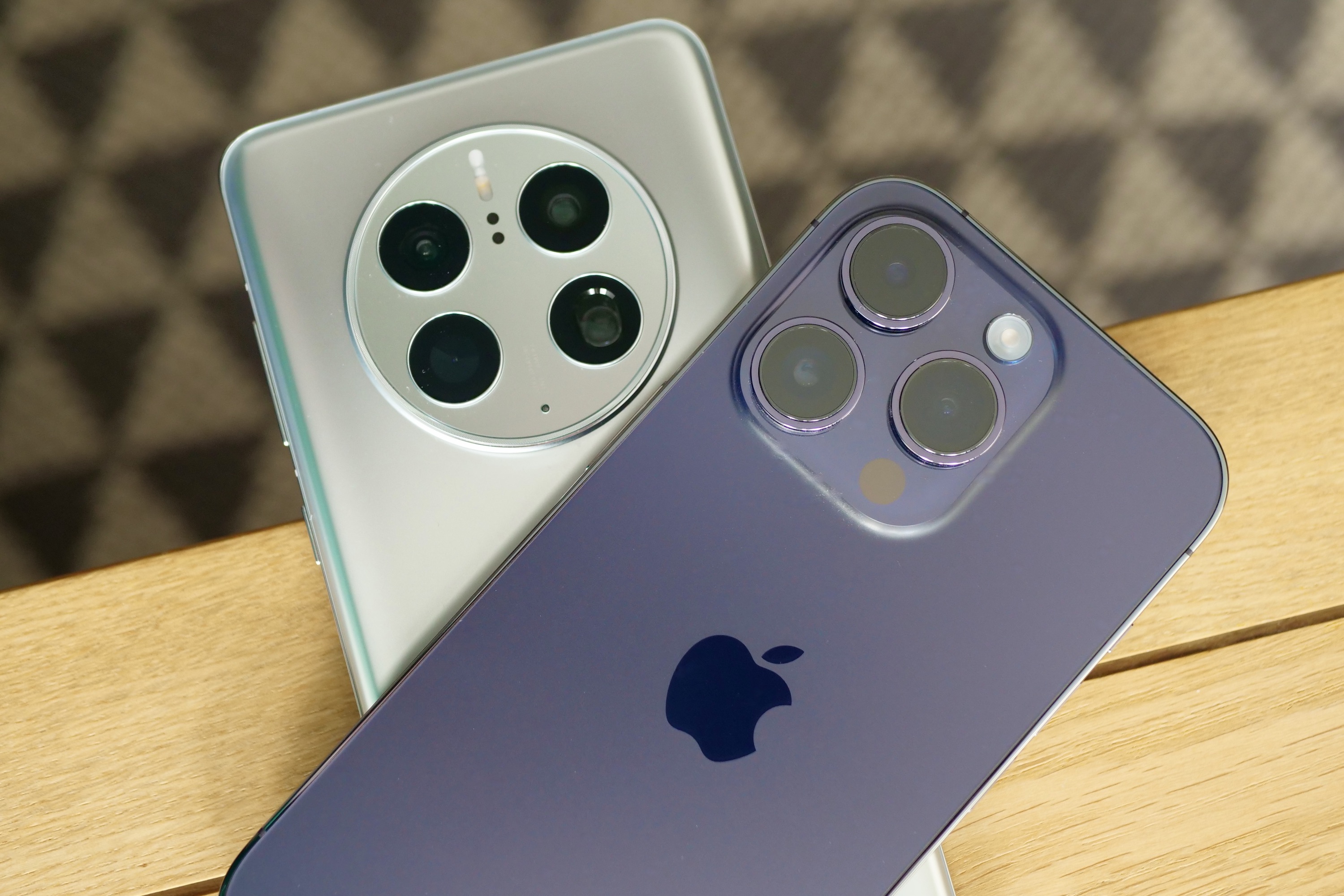 Os módulos de câmera Huawei Mate 50 Pro e Apple iPhone 14 Pro.