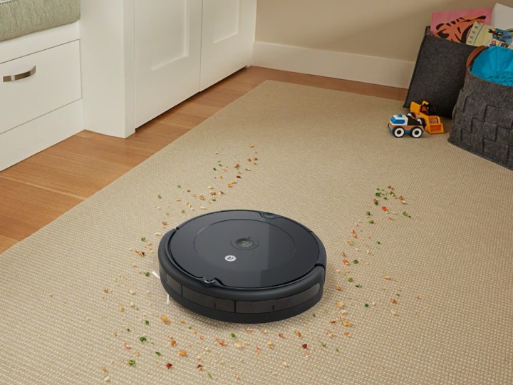 iRobot Roomba 694 Робот-пылесос с подключением к Wi-Fi убирает просыпанные хлопья.