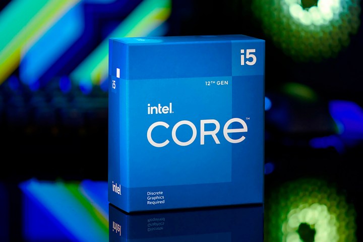 Caja Intel Core i5-12400F sentada frente a una PC para juegos.