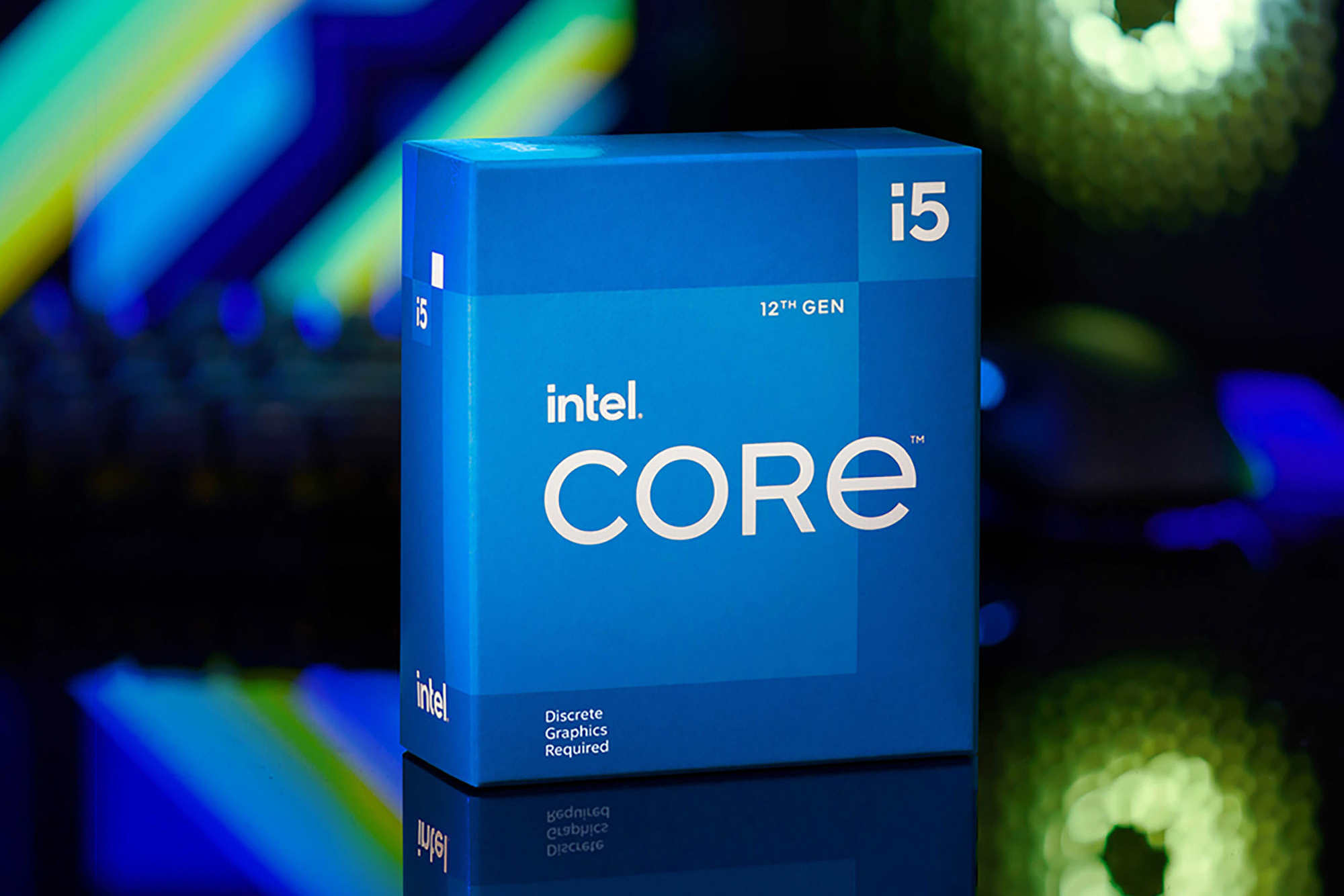 Caixa Intel Core i5-12400F em frente a um PC para jogos.