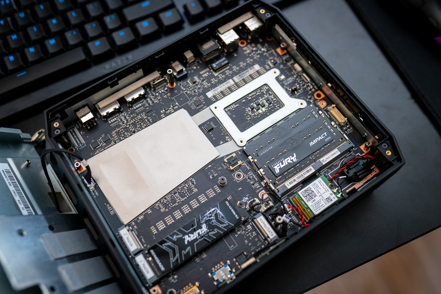 Ranuras de RAM y SSD dentro del Intel NUC 12 Enthusiast.