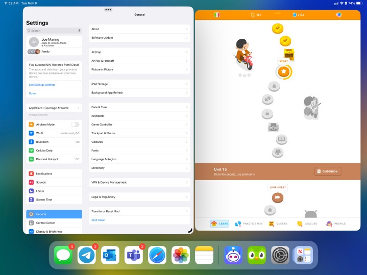 Le app Impostazioni e Duolingo in esecuzione su un iPad con Stage Manager.