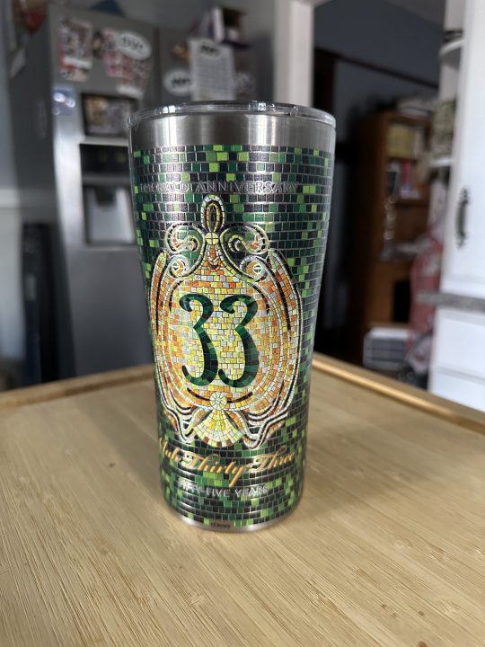 Tazza da viaggio Club 33 Emerald Anniversary scattata con iPhone 14 Pro