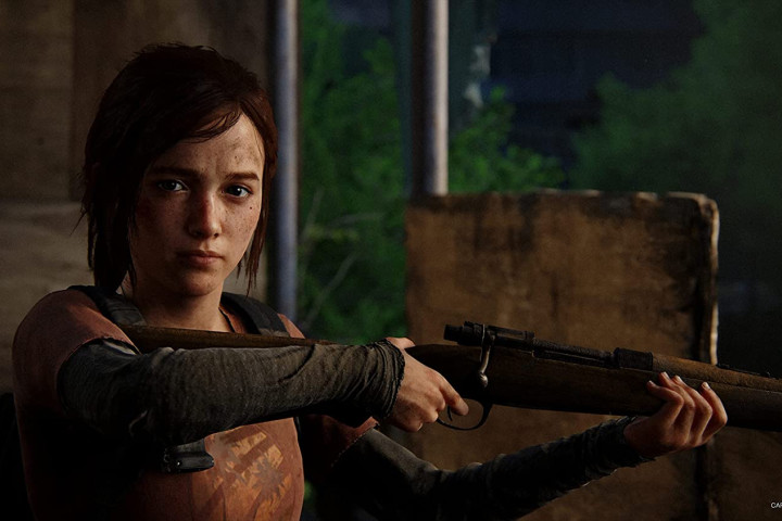 Ellie segura uma arma em The Last of Us Part I.