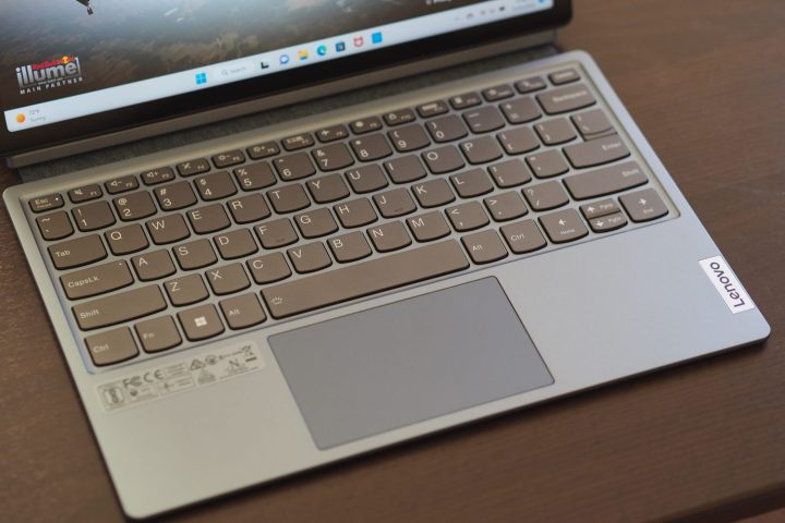 Vista dall'alto del Lenovo IdeaPad Duet 5i che mostra la tastiera folio.