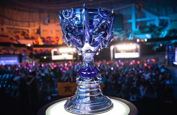 Una imagen del trofeo de la Copa del Invocador del Campeonato Mundial de League of Legends.