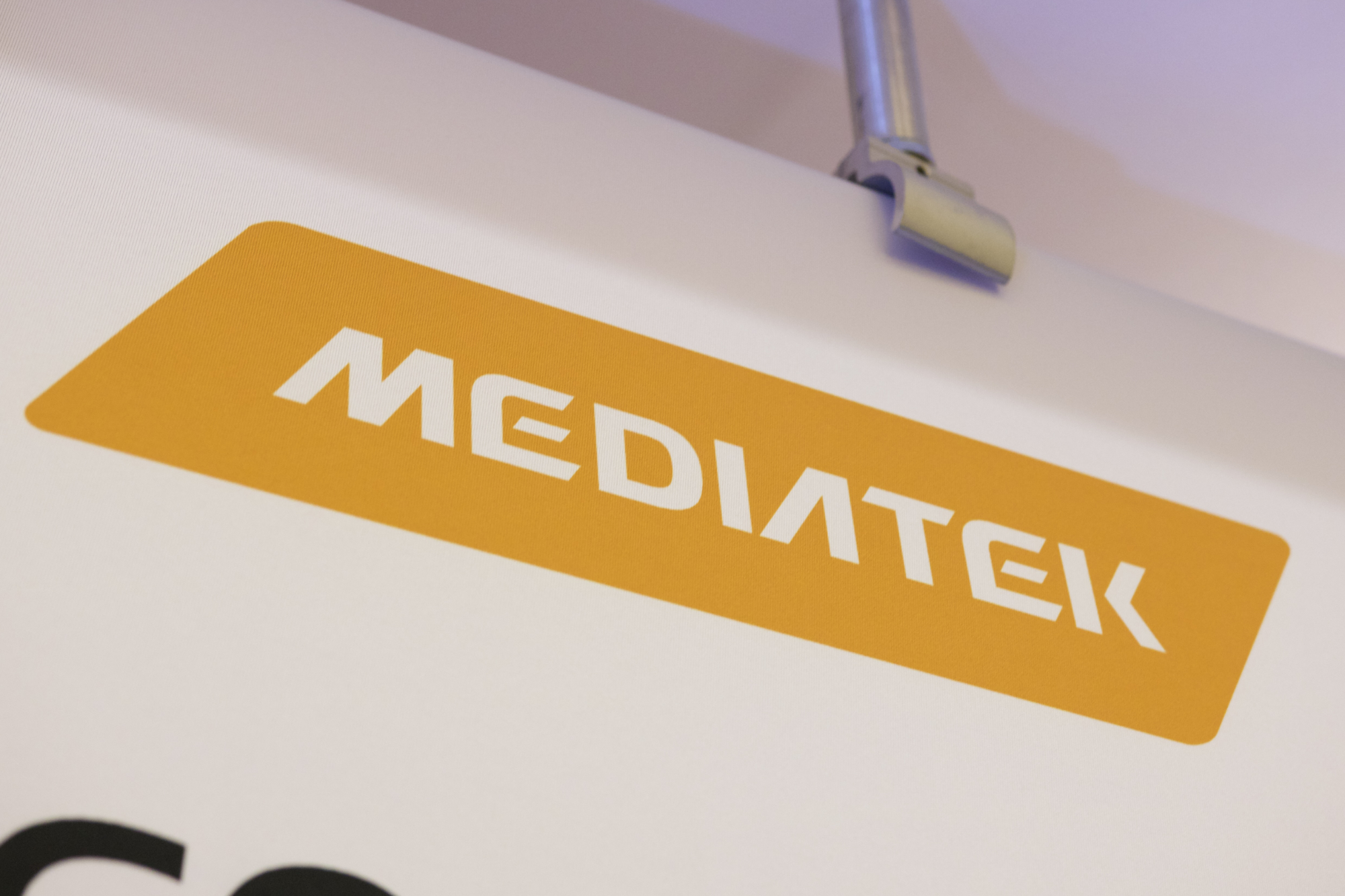 Pôster com logotipo da MediaTek em laranja.
