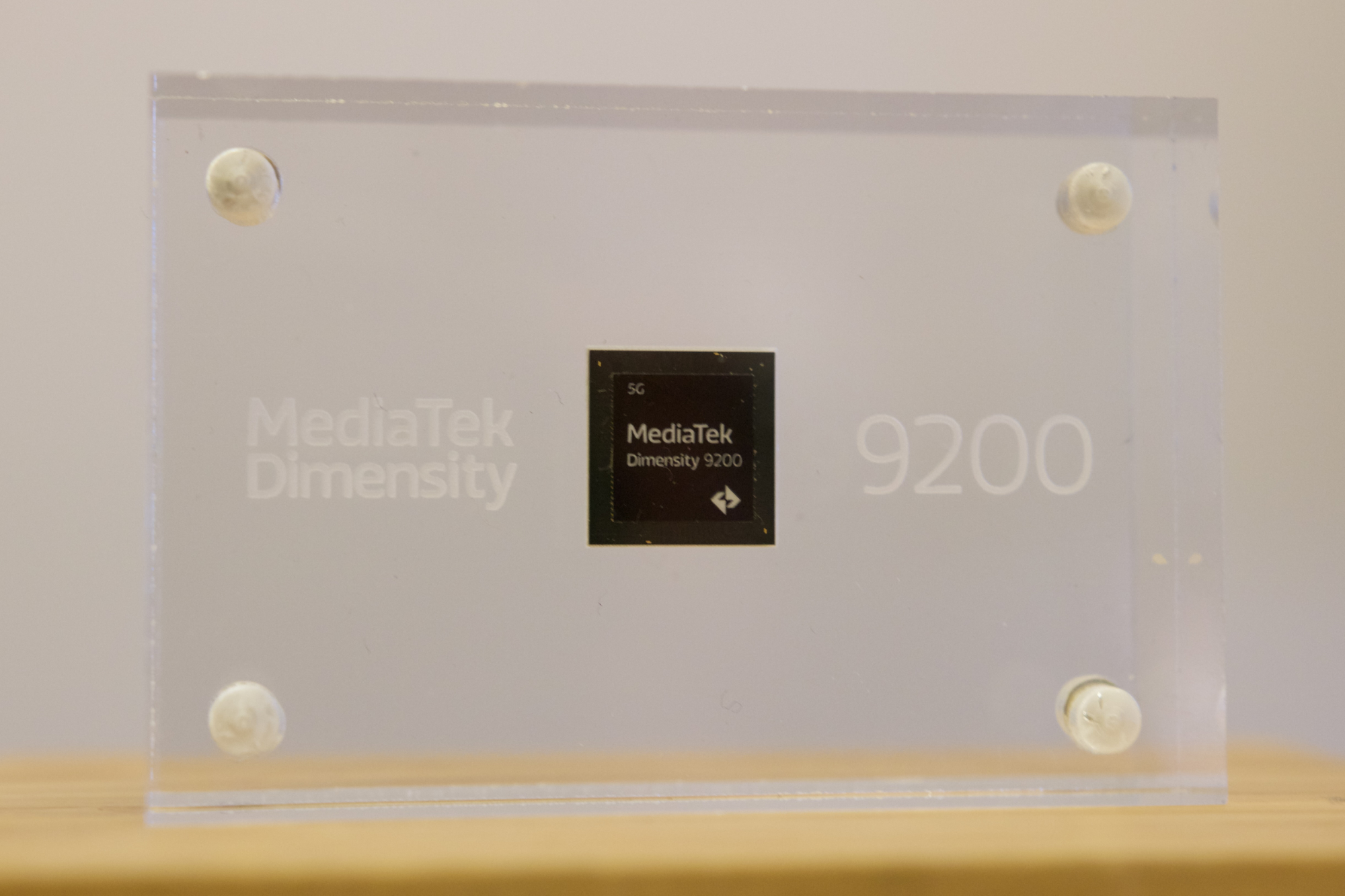 Mediatek Dimensity 9200 در یک ویترین.