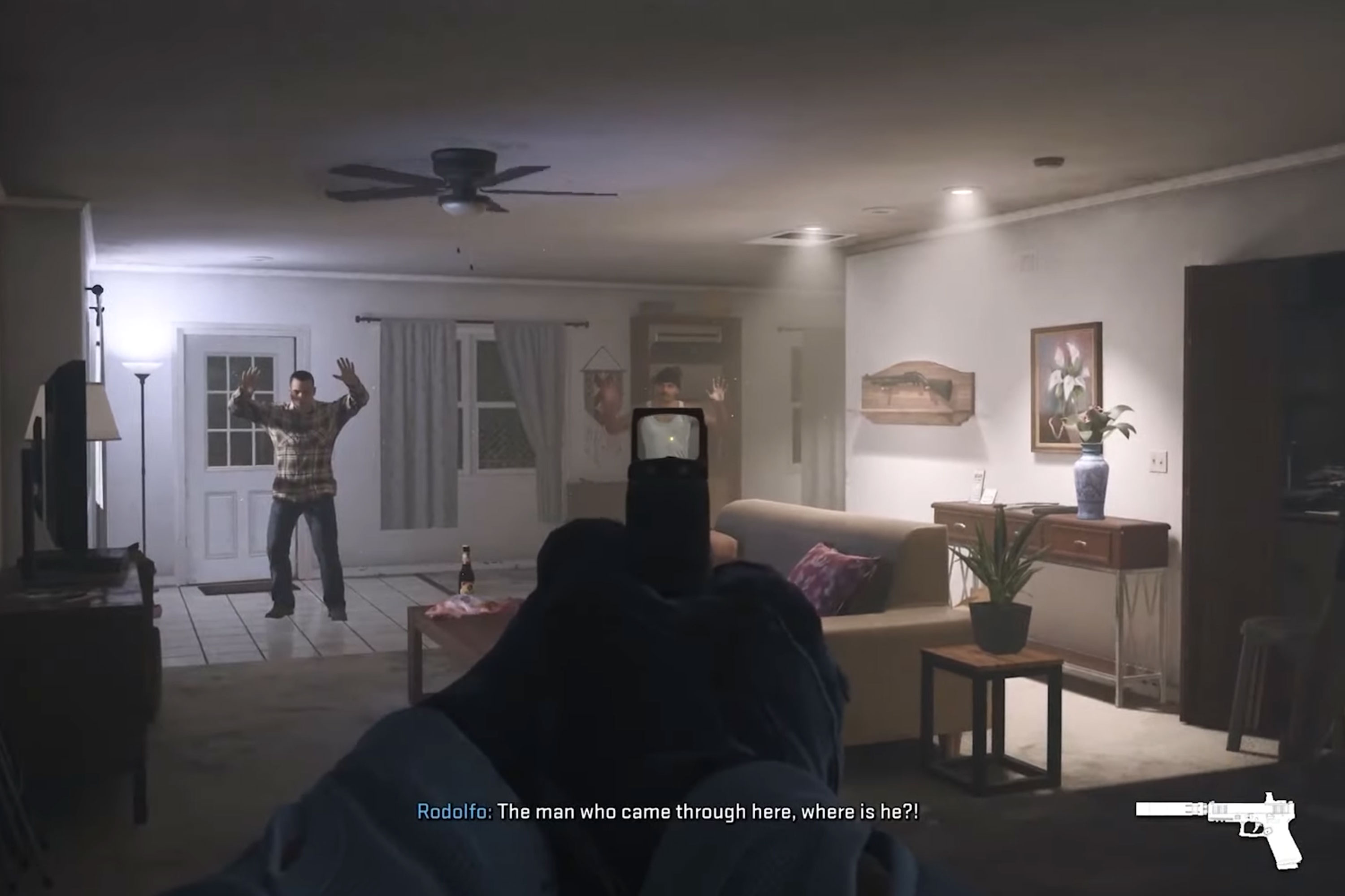 "बॉर्डरलाइन" मिशन से एक घर के अंदर एक नागरिक पर बंदूक की ओर इशारा करते हुए मॉडर्न वारफेयर 2 से एक छवि।