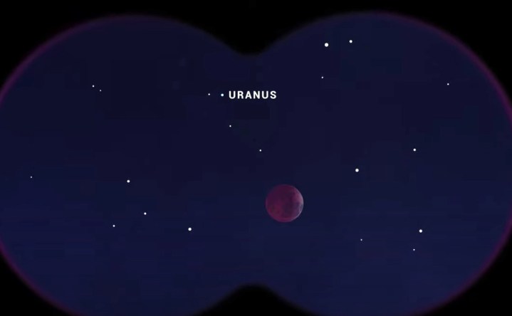 Una vista del cielo nocturno con la luna y Urano.