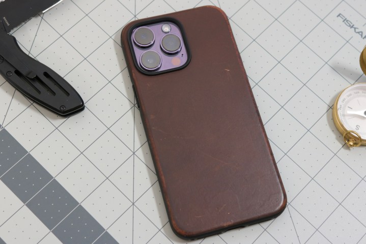 Custodia in pelle moderna di Nomad su un iPhone 14 Pro Max.
