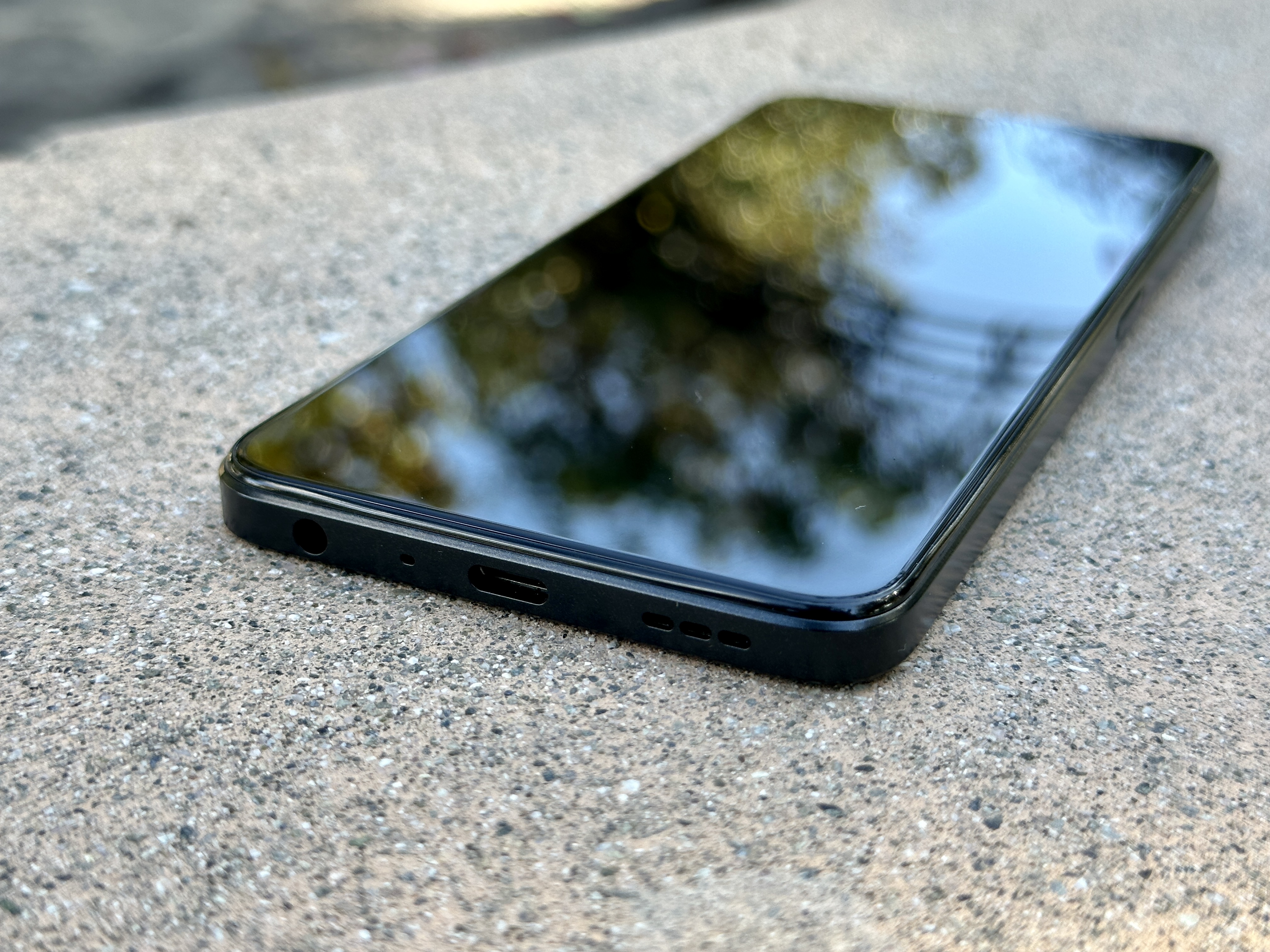 OnePlus Nord N300 5G का निचला किनारा