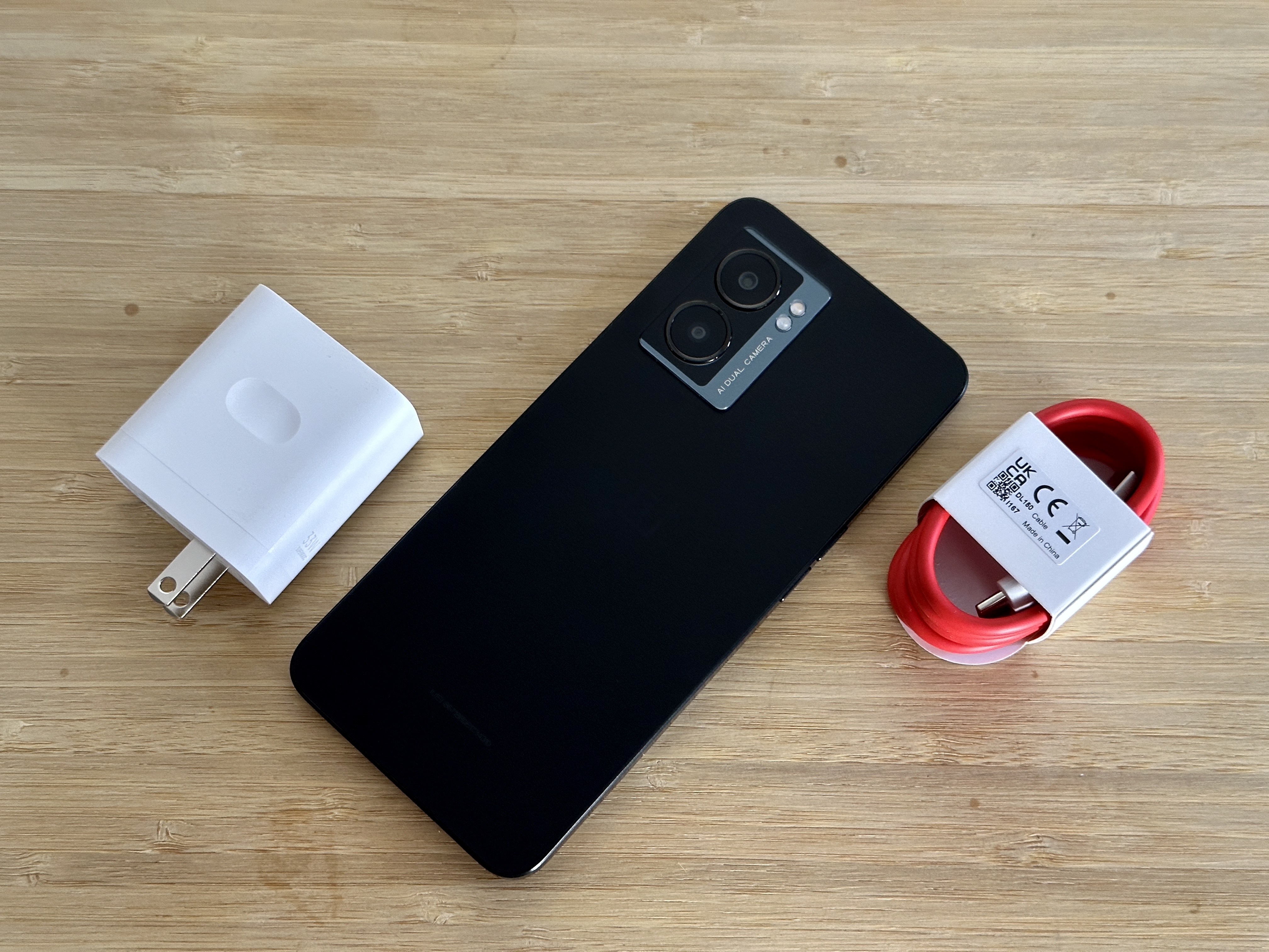 OnePlus Nord N300 5G पावर एडॉप्टर और USB-C केबल के साथ