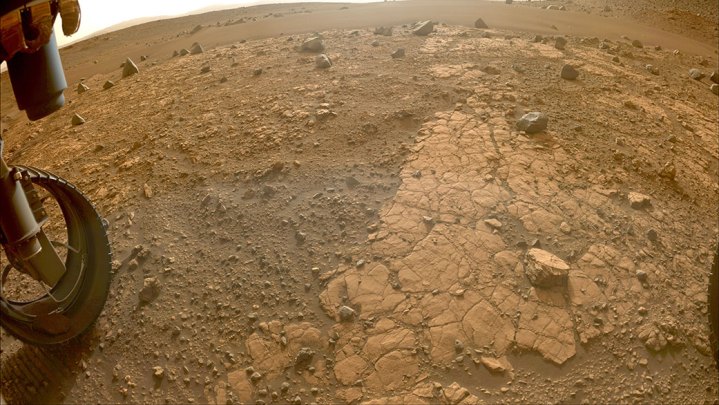 Esta imagen de "Yori Pass" fue tomada por un generador de imágenes Hazcam a bordo del rover Perseverance Mars de la NASA el 5 de noviembre de 2022.