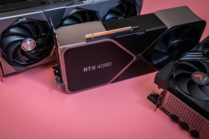 Drie RTX 4080 -kaarten zitten op een roze achtergrond