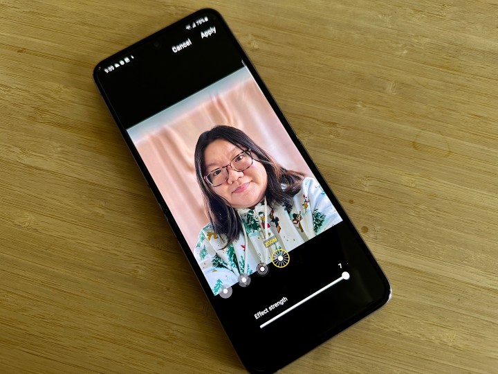 Showing how to change background blur effect on a Samsung Galaxy Z Flip 4 portrait photo