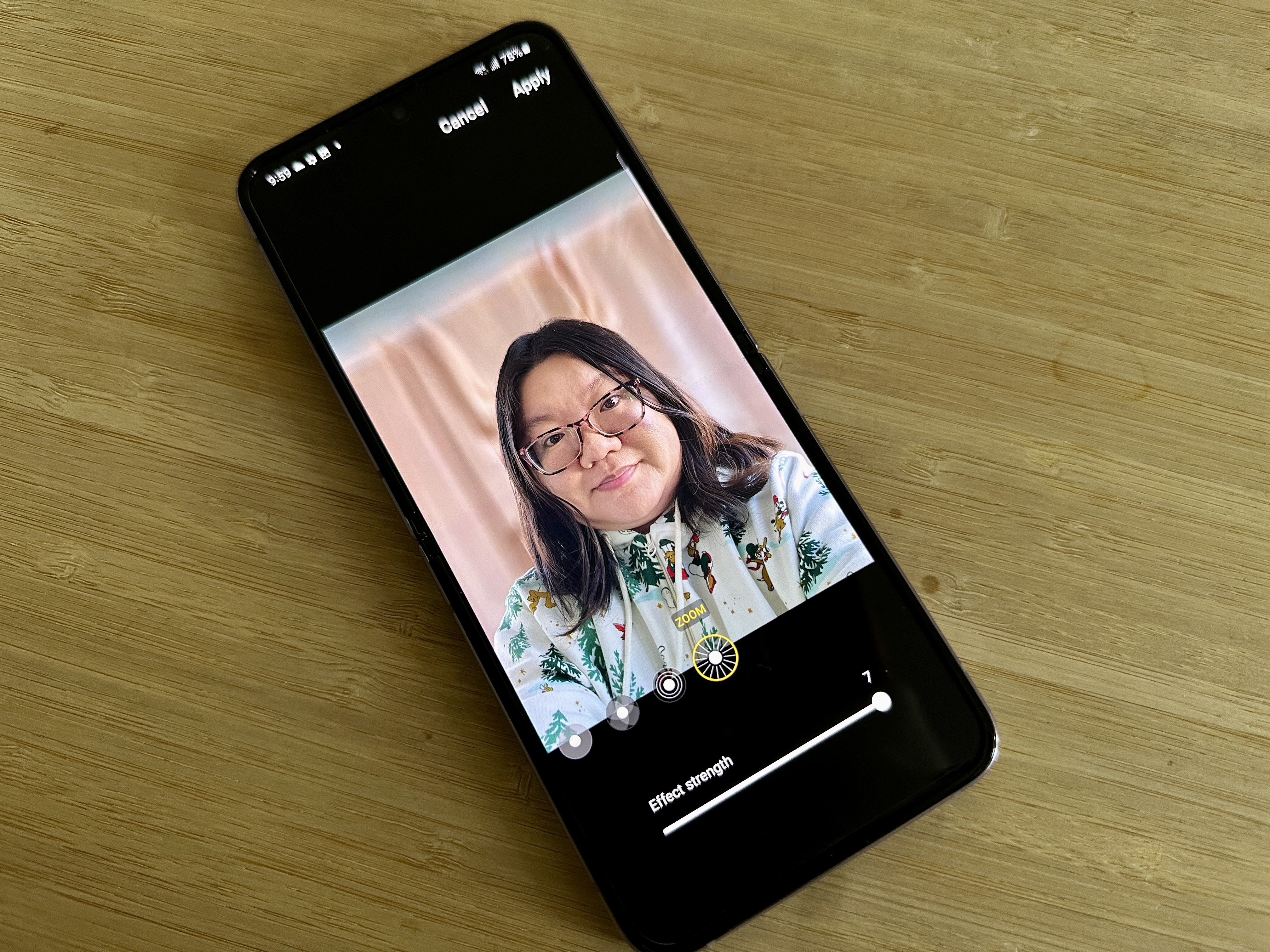 Mostrando como alterar o efeito de desfoque de fundo em uma foto de retrato do Samsung Galaxy Z Flip 4