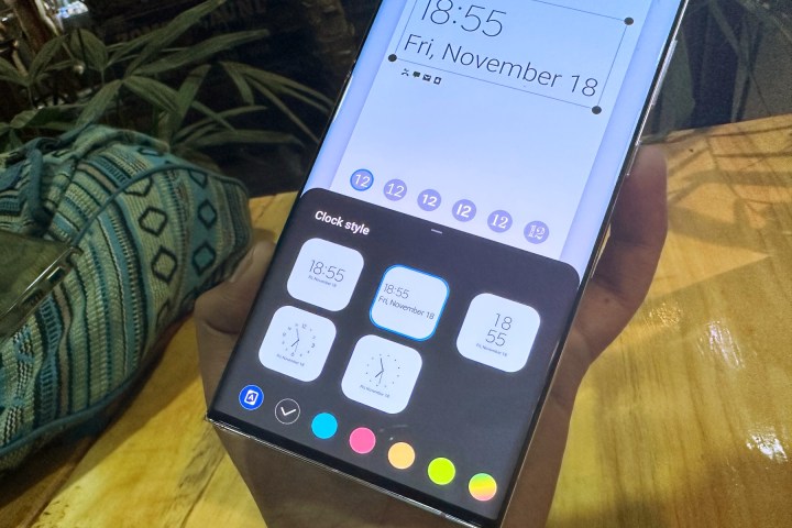 Apple vs. Samsung: Who has the best lock screen customization in 2022?