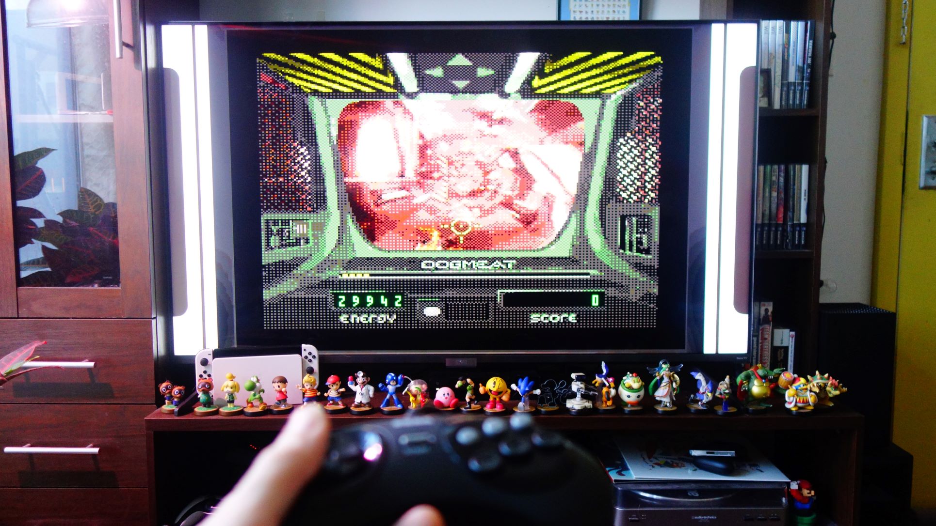Sewer Shark aparece em uma TV, jogando fora de um Sega Genesis Mini 2.
