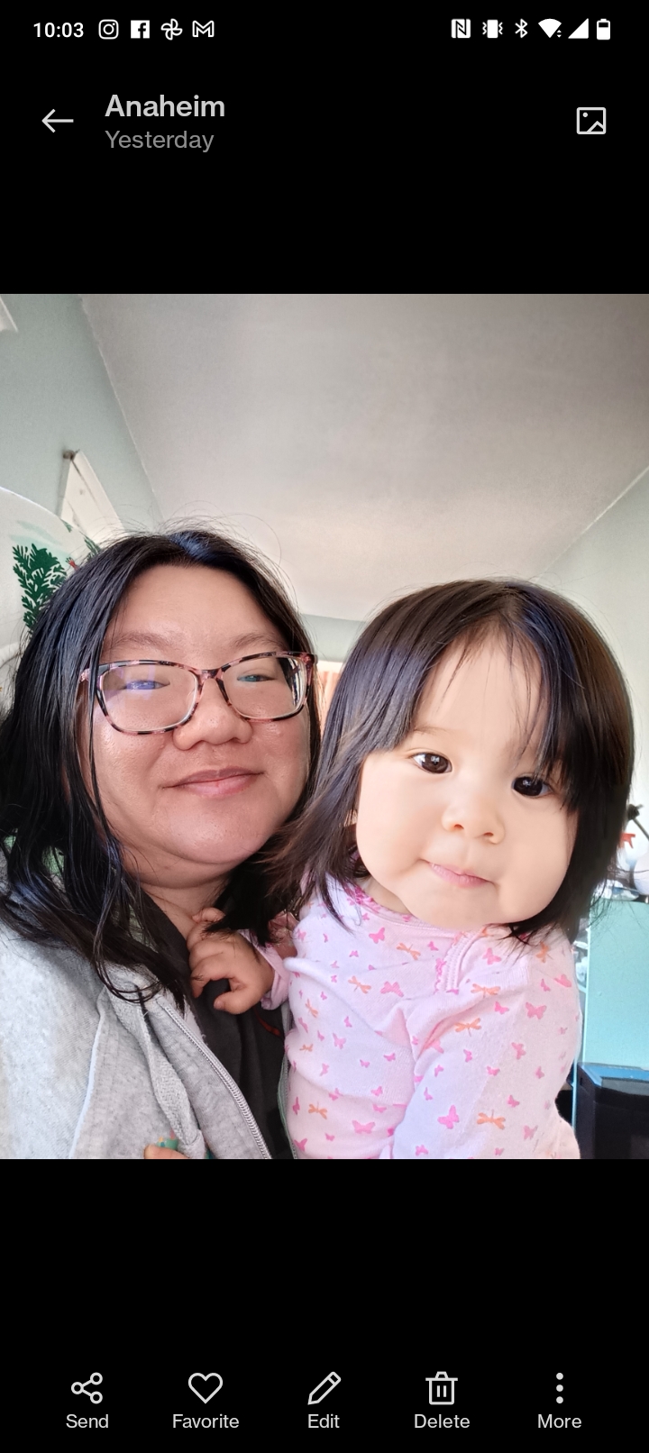 Versão não editada de uma selfie de Christine e sua filha