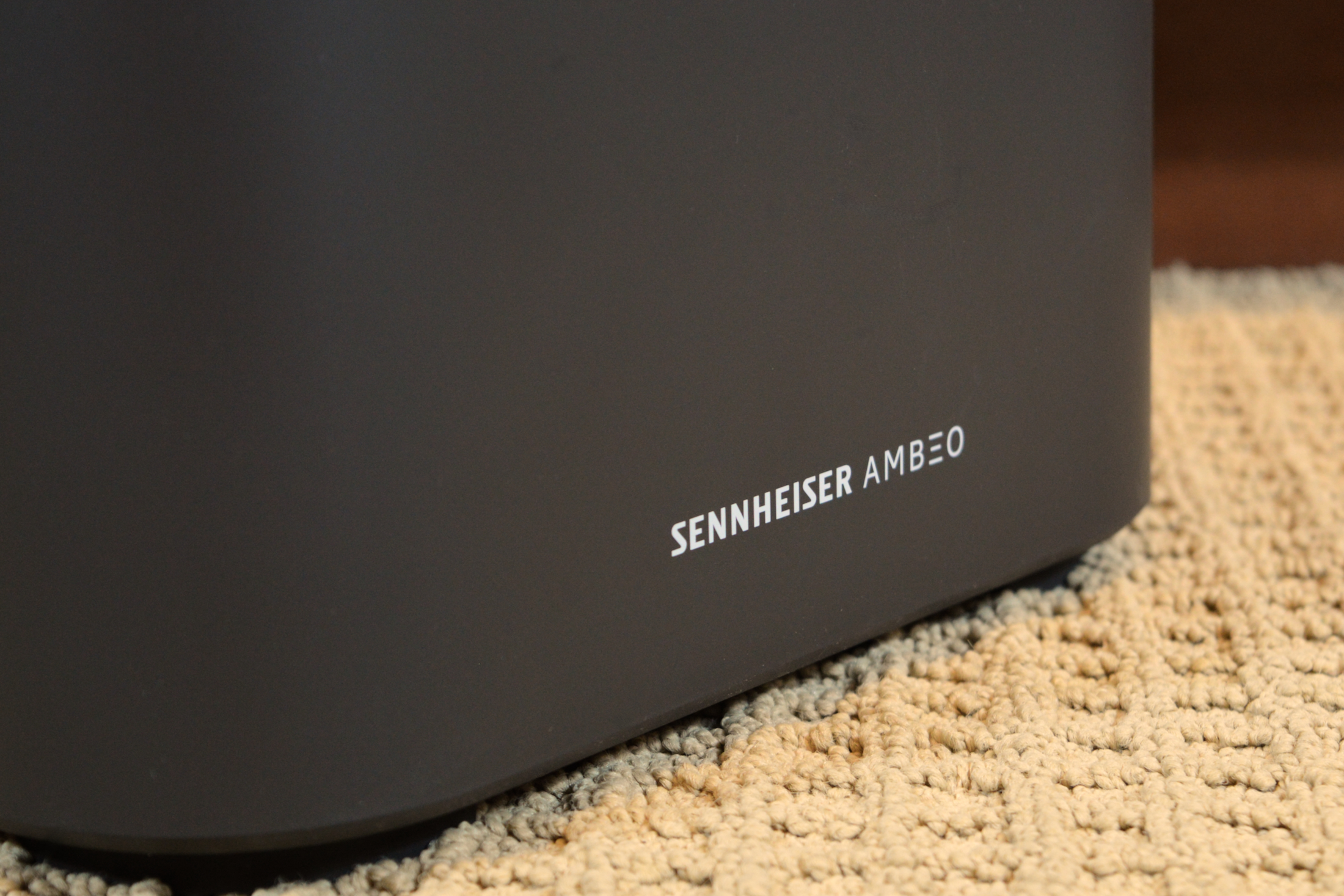 Primo piano del logo Sennheiser Ambeo Sub.