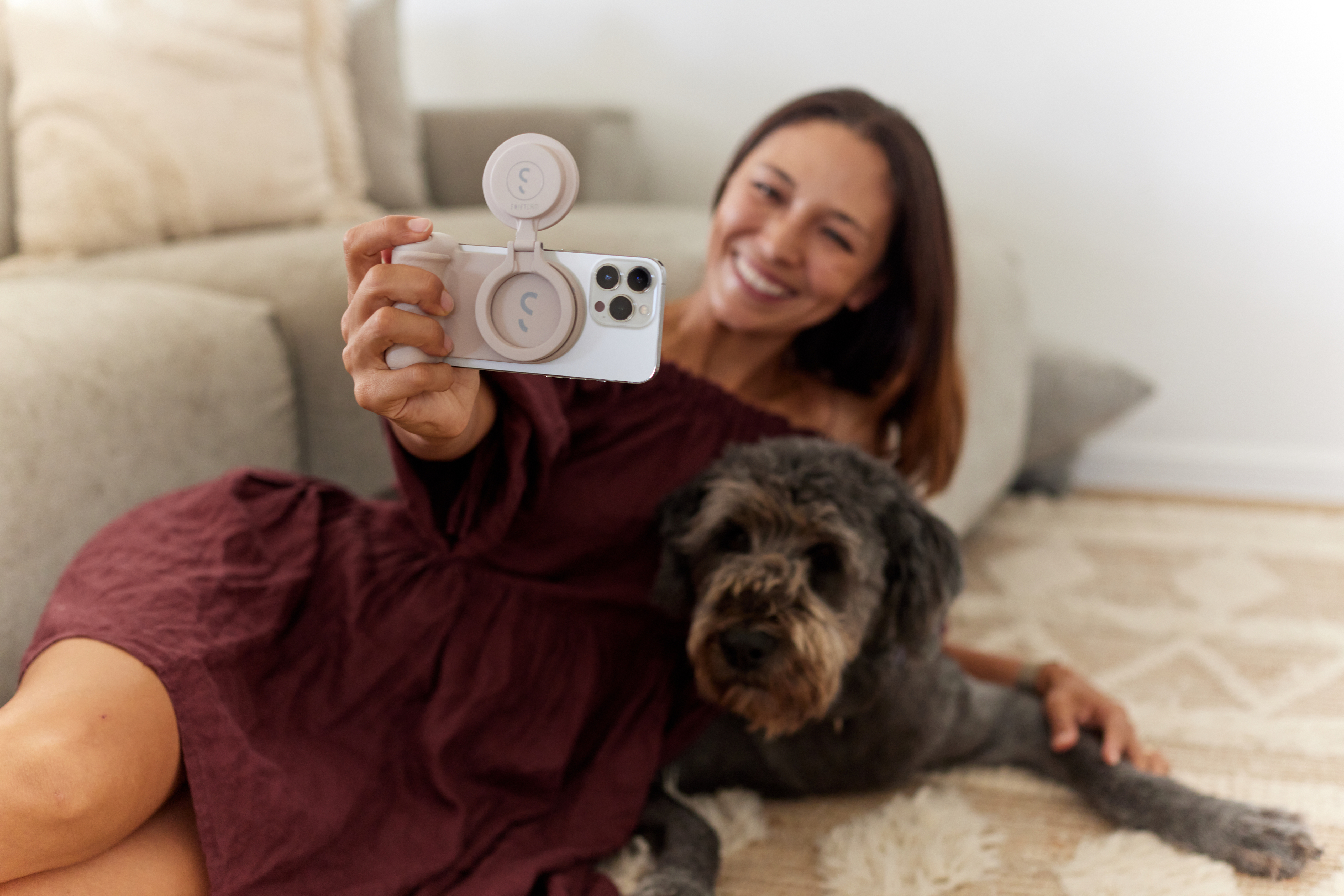 Pacote de acessórios ShiftCam SnapGrip usado para tirar uma selfie com cachorro