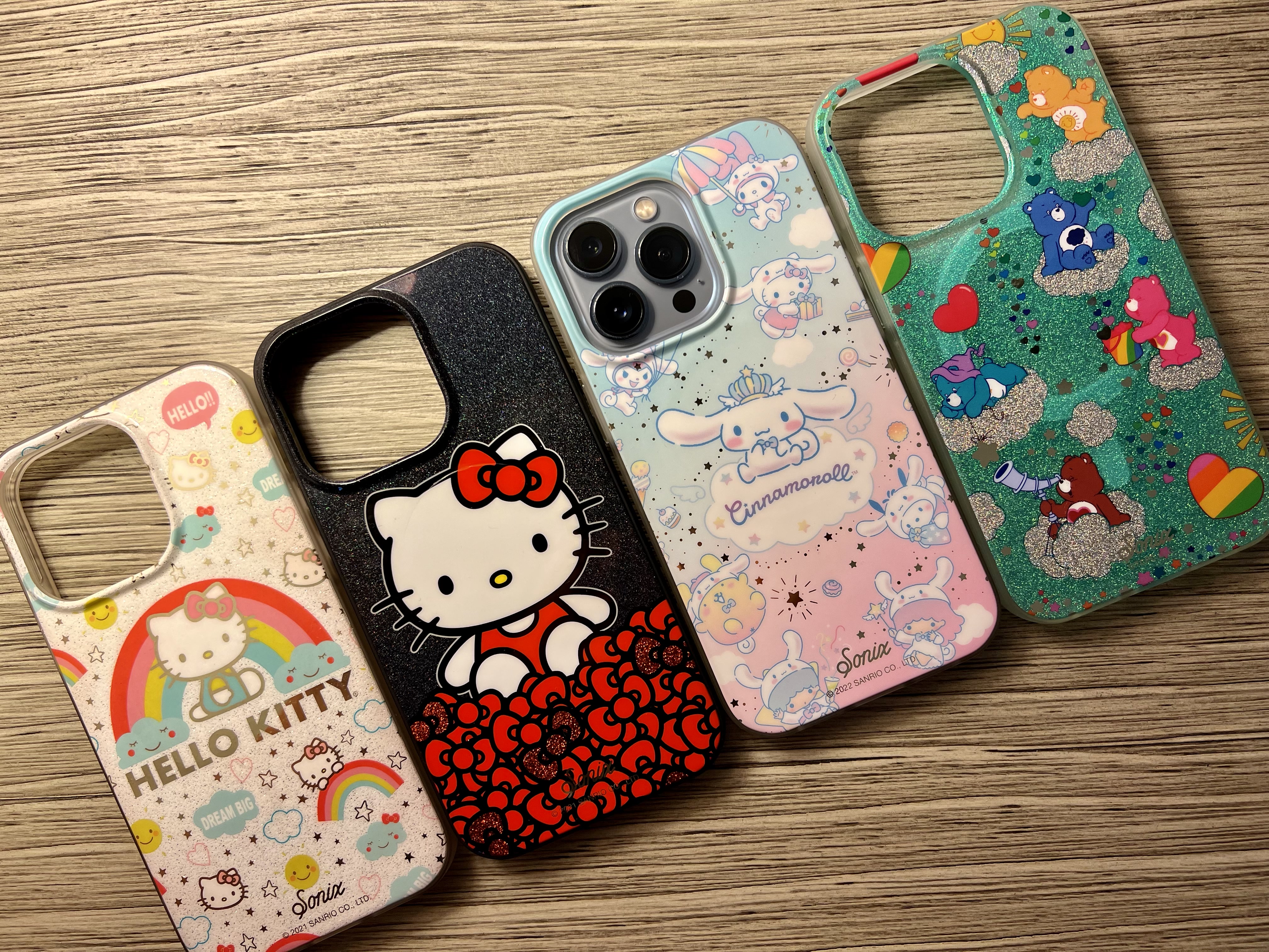 Uma variedade de capas Sanrio e Care Bears Sonix para iPhone 13 Pro