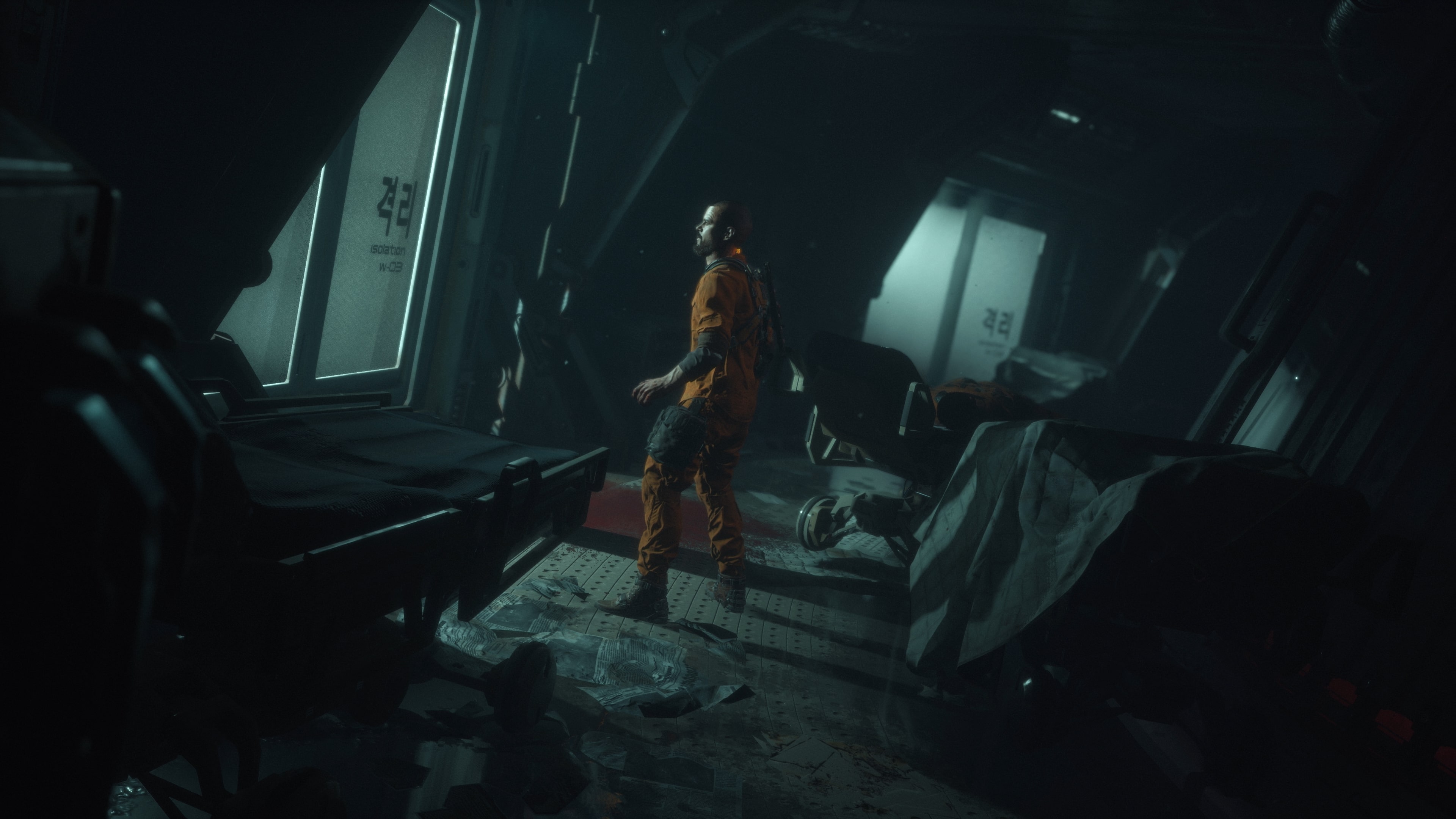 द कैलिस्टो प्रोटोकॉल में जैकब ली एक अंधेरे दालान में खड़ा है।
